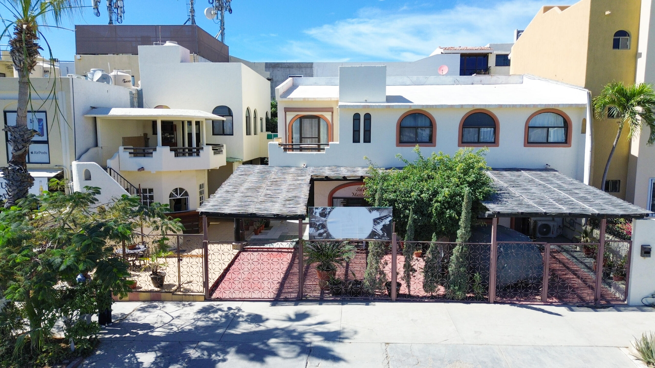 Los Cabos Residencial La Jolla Casa Tigre is located in La Jolla, a well-positioned community offering convenient access to San José del Cabo and the corridor. This house has ocean for sale