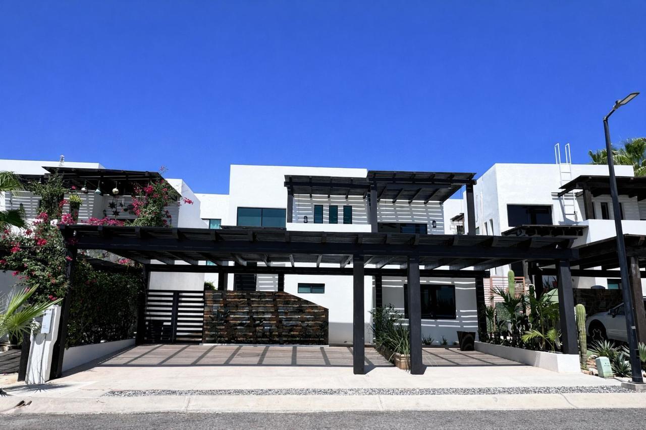 Los Cabos Cumbre Del Tezal Casa Márquez, el lugar ideal para vivir en Cabo. Privada residencial con albercas, gimnasio, casa club, juegos infantiles y seguridad 24/7. Cuenta con cisterna de 22,000 L, tinaco de 1,100 L, patio adoquinado y tres estacionamientos con pérgola. ¡Disfruta el confort y la tranquilidad que mereces! precio en pesos for sale