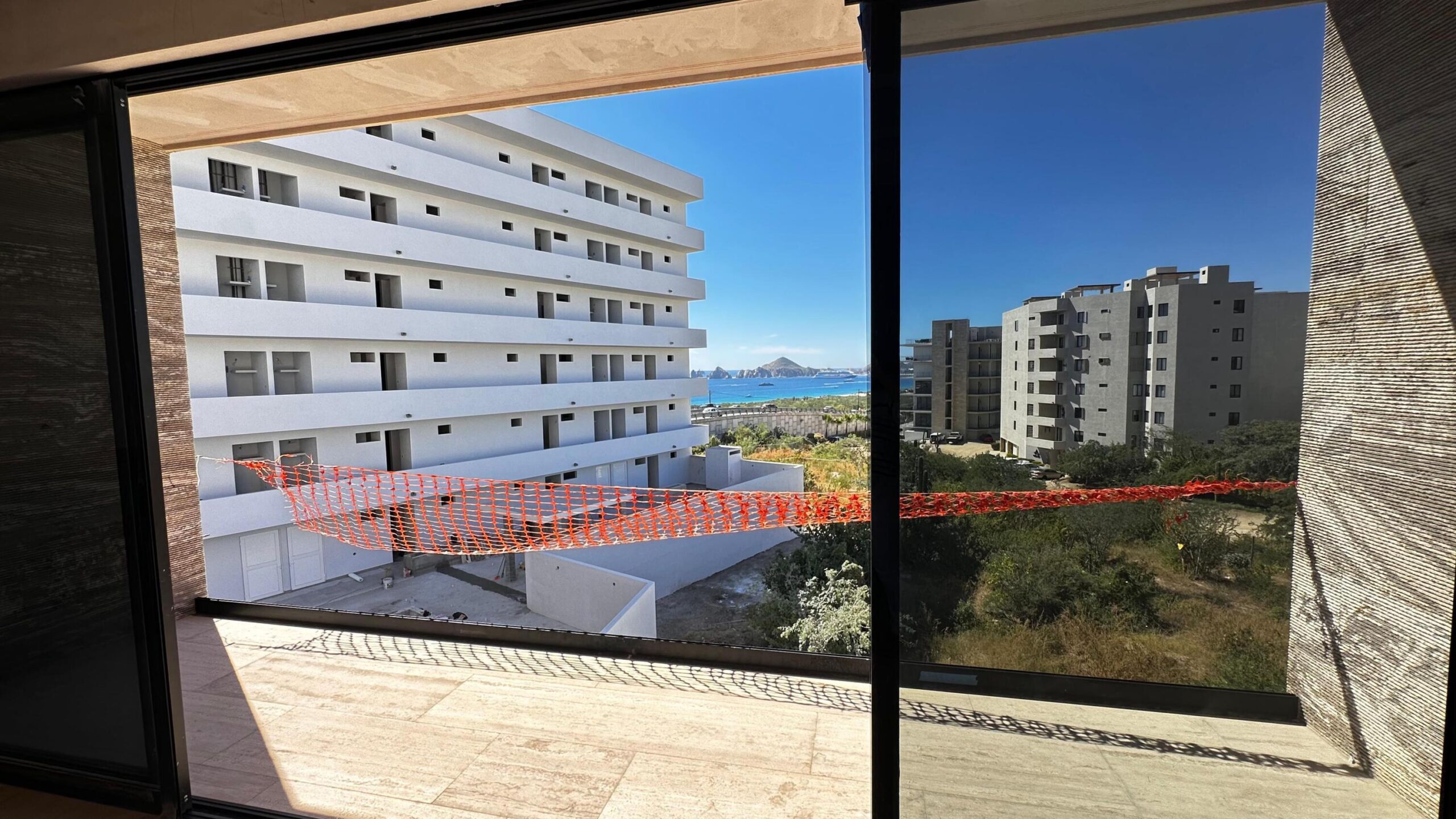 Los Cabos Altamar Torre Altamar es un desarrollo exclusivo en Cabo San Lucas con vistas espectaculares al Arco. Ofrece departamentos de 2 recámaras y 2 baños con acabados modernos. Sus amenidades incluyen gimnasio, coworking, elevador, estacionamiento y un roof garden con alberca infinita y área de grill, ideal para disfrutar atardeceres únicos.Torre Altamar is an exclusive development in Cabo San Lucas with spectacular for sale