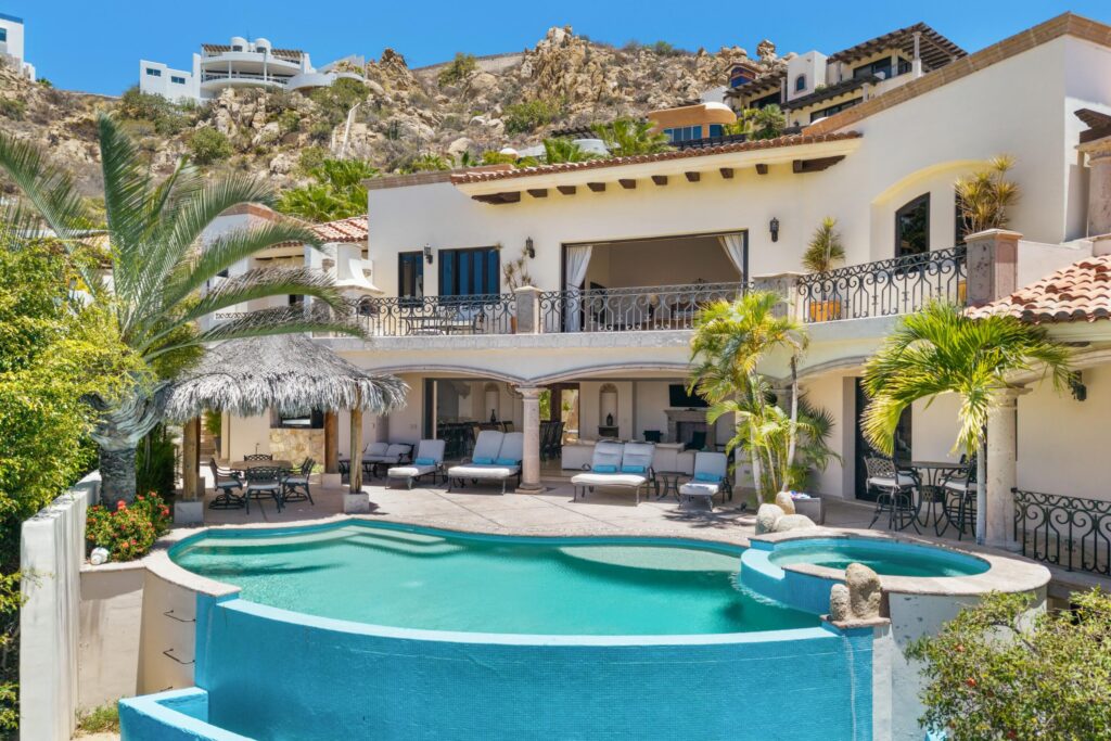 Los Cabos Vista Vela Sunset This property features 4 bedrooms and 4.5 bathrooms, an open-concept living and dining area, and a well-distributed kitchen. The design integrates indoor and outdoor living with a private garden, terrace, and a large private rooftop, perfect to create a lounge, BBQ area, or entertainment space.Additional features include covered parking and generous outdoor areas that enhance the lifestyle experience.Amenities:6 swimming poolsFully equipped fitness centerClubhousePadel and pickleball courtsLandscaped gardens and green areasPutting green24/7 gated securityControlled accessIdeal as a primary residence or investment property in Cabo San Lucas. – 140 Camino Pacifico Alto, Cabo San Lucas, BS