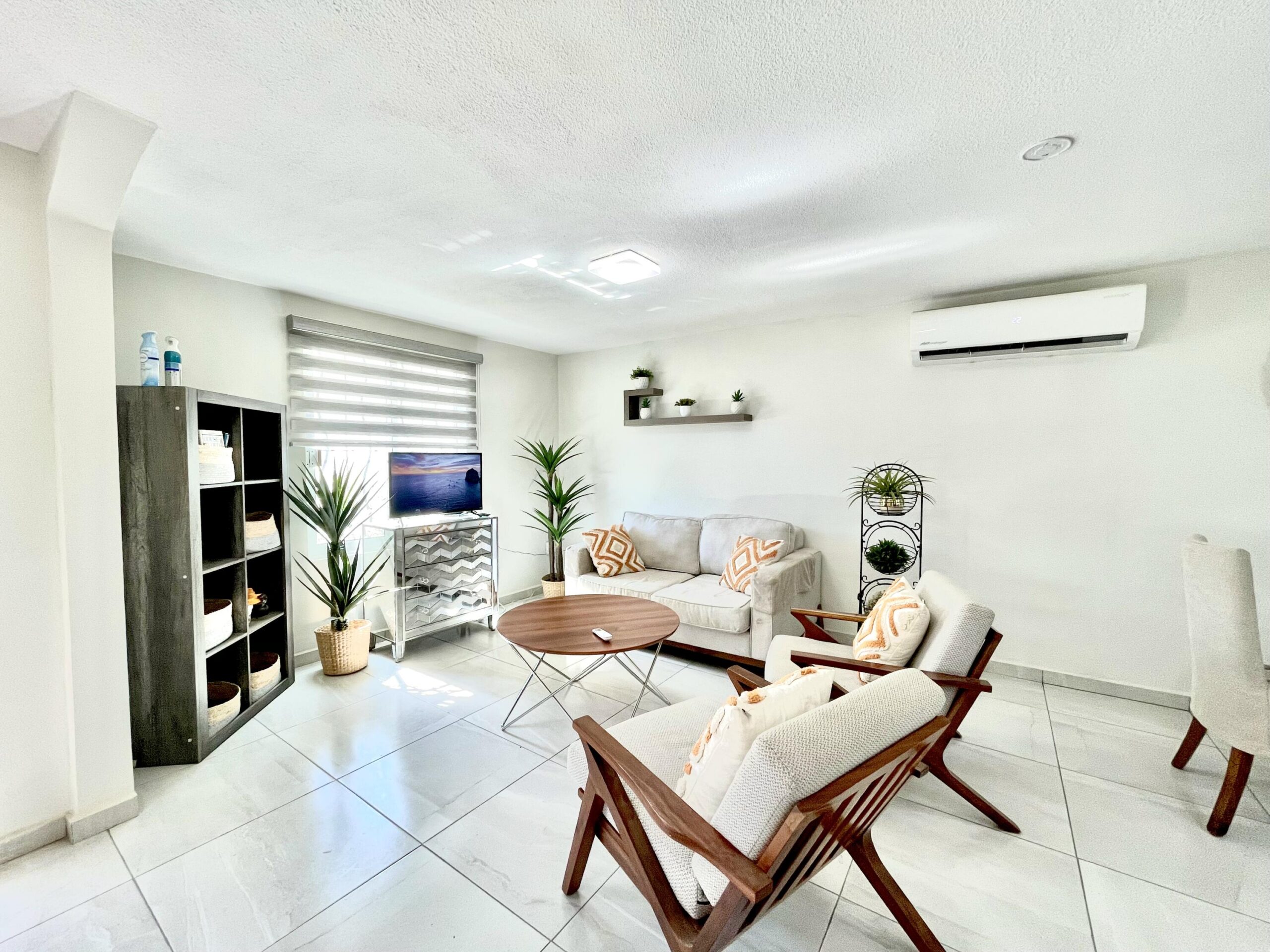 Los Cabos Terranova Terranova Residencial Hermosa casa amueblada y lista para habitar. Cuenta con 3 amplias recámaras (2 con terraza), 2.5 baños, sala, cocina y comedor y cisterna de 5,000L. Disfruta del patio privado con asador y horno para pizza.Acceso a áreas comunes con enorme jardín, juegos infantiles, Pet Park, pérgola y asador. Seguridad 24/7 con videovigilancia!* * * * * * * * *This fully furnished house is move-in ready, featuring 3 spacious bedrooms (2 with terraces), 2.5 bathrooms, living room, kitchen, dining area and 5,000 L water cistern. Enjoy a private patio with a BBQ & traditional pizza hovenAccess to common areas with a garden, pergola, kids & pets playground, and BBQ space24/7 security & video recording! for sale
