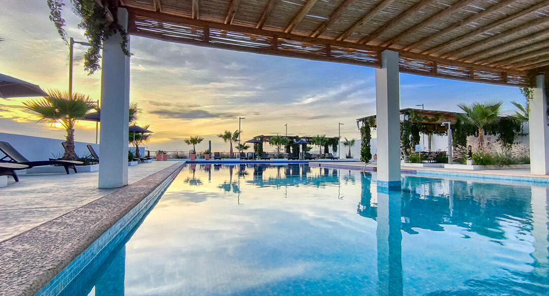 Los Cabos Idaho Condos Bright, spacious 2-bed, 2-bath condo, freshly updated with paint, updated cabinets, and quartz countertops. This stylish, move-in-ready home features a private patio just steps from a beautifully landscaped pool, plus access to the shared rooftop terrace with sweeping ocean for sale
