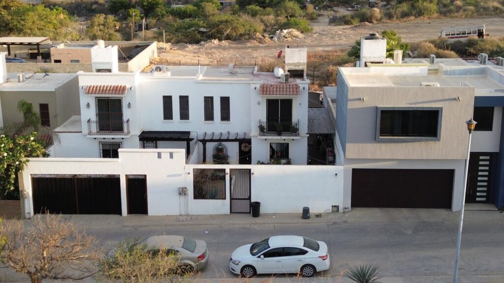 Los Cabos Monte Real esta encantadora casa esta ubicada en la Colonia Monte real, comunidad familiar y tranquila , esta totalmente bardeada con un patio muy amplio y un diseño en el patio frontal muy familiar cerrado. tambien cuenta con una construcción extra como oficina con su baño independiente en la parte trasera de la propiedad,como extra tiene doble accesos de entrada hacia la propiedad. – #28 Chimalpa, San Jose del Cabo, BS