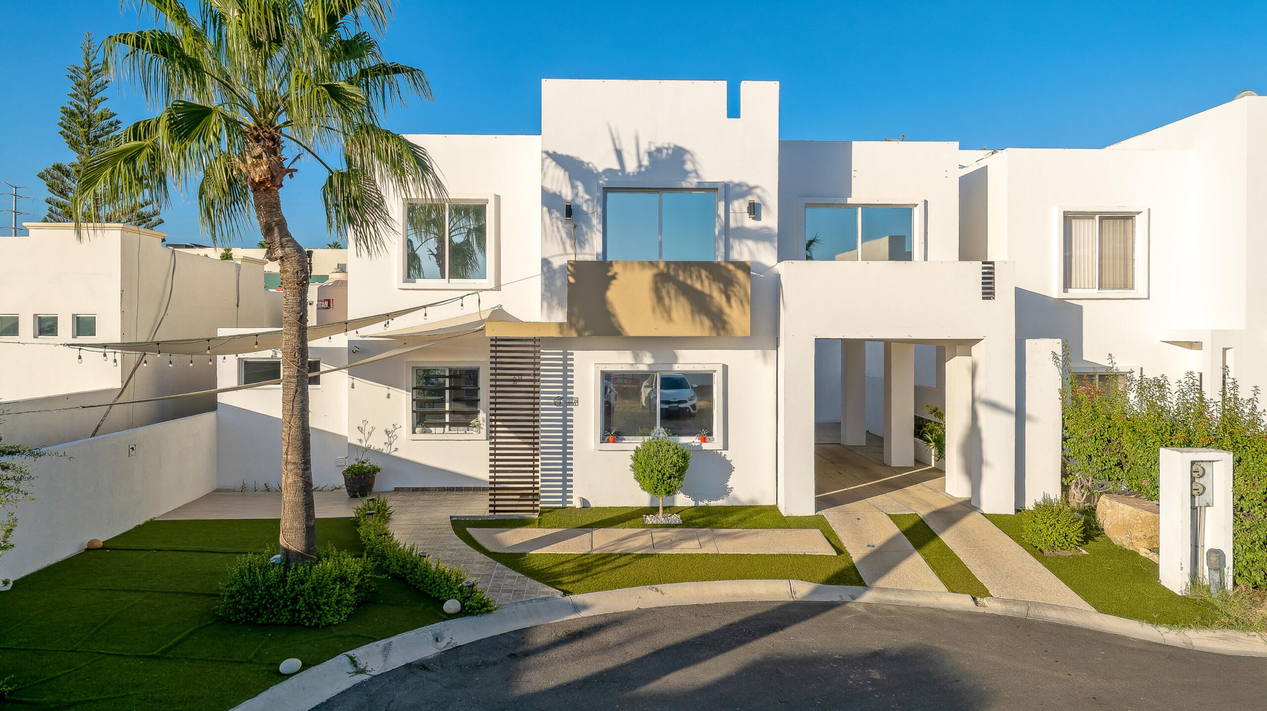 Los Cabos Magisterial Located in a residential area with excellent appreciation and high rental demand, this duplex is an outstanding opportunity for investors or buyers looking to build equity through light renovations. Both apartments are included in the sale as one deeded property. The neighborhood continues to grow in popularity due to its strategic location and accessibility, making this property an attractive option for rental income or long-term investment. Ubicado en una zona residencial de excelente plusvalía y alta demanda de rentas, este dúplex representa una magnífica oportunidad para inversionistas o compradores interesados en generar patrimonio mediante remodelaciones ligeras. Ambos departamentos están incluidos en la venta como una sola propiedad escriturada. La colonia continúa aumentando su popularidad gracias a su ubicación estratégica y accesibilidad, convirtiendo esta propiedad en una excelente opción para generar ingresos por renta o inversión a largo plazo. for sale
