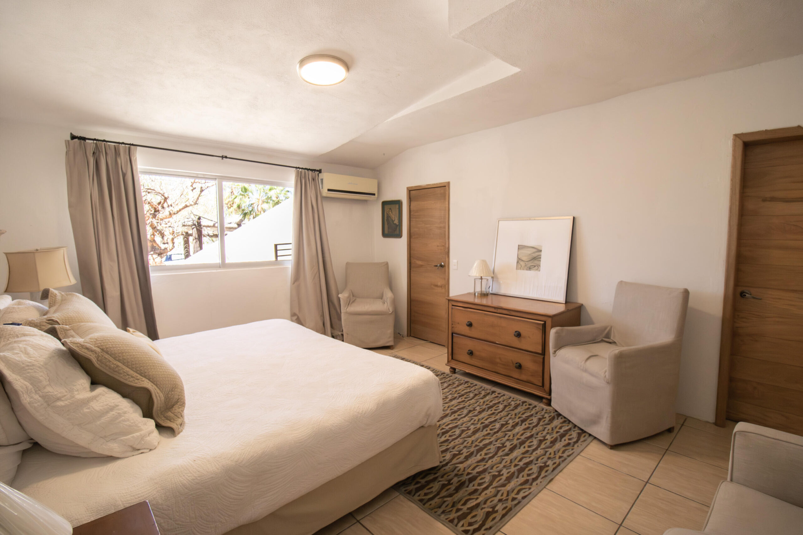 Los Cabos La Cima Descubre esta acogedora casa en La Cima, ubicada en una zona tranquila del corredor turístico de Los Cabos.La propiedad de dos niveles ofrece un diseño funcional con 2 rec/3 baños, ideal tanto para vivir tiempo completo y para inversión vacacional.En planta baja encontrarás espacios bien distribuidos que incluyen área de sala, comedor y cocina, creando un ambiente práctico para la vida diaria.En el segundo nivel se encuentra una estancia adicional, perfecta como sala de TV, oficina o área familiar, la cual tiene el potencial de convertirse en una tercera recámara, brindando mayor flexibilidad según las necesidades del propietario.Ubicada en una zona con fácil acceso a supermercados servicios y playas, esta casa combina comodidad, privacidad y excelente potencial de plusvalía en Discover this inviting home in La Cima, located in a quiet area of the Los Cabos tourist corridor. This two-story property offers a functional design with 2 bedrooms and 3 bathrooms, ideal for full-time living or as a vacation investment. On the ground floor, you'll find well-distributed spaces including a living room, dining room, and kitchen, creating a practical environment for everyday living. The second floor features an additional room, perfect as a TV room, office, or family area, which has the potential to be converted into a third bedroom, providing greater flexibility according to the owner's needs. Located in an area with easy access to supermarkets, services, and beaches, this home combines comfort, privacy, and excellent appreciation potential in Los Cabos. for sale