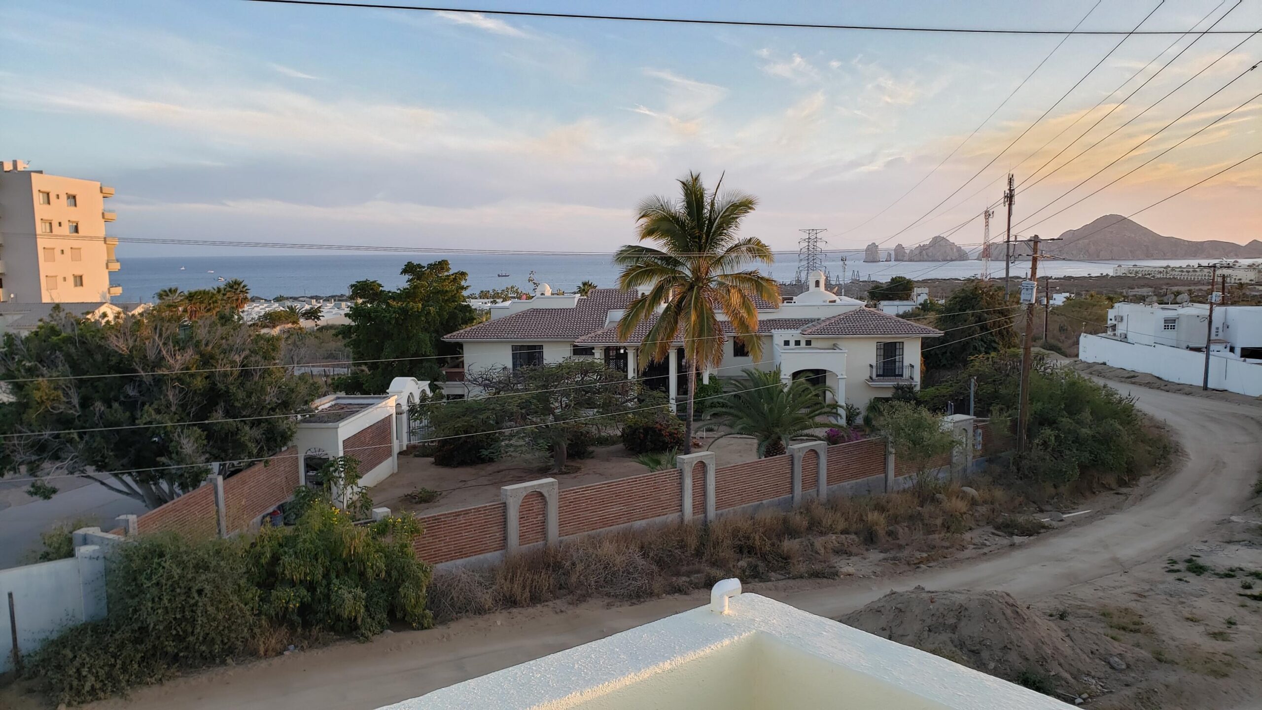 Los Cabos La Cima Descubre esta acogedora casa en La Cima, ubicada en una zona tranquila del corredor turístico de Los Cabos.La propiedad de dos niveles ofrece un diseño funcional con 2 rec/3 baños, ideal tanto para vivir tiempo completo y para inversión vacacional.En planta baja encontrarás espacios bien distribuidos que incluyen área de sala, comedor y cocina, creando un ambiente práctico para la vida diaria.En el segundo nivel se encuentra una estancia adicional, perfecta como sala de TV, oficina o área familiar, la cual tiene el potencial de convertirse en una tercera recámara, brindando mayor flexibilidad según las necesidades del propietario.Ubicada en una zona con fácil acceso a supermercados servicios y playas, esta casa combina comodidad, privacidad y excelente potencial de plusvalía en Discover this inviting home in La Cima, located in a quiet area of the Los Cabos tourist corridor. This two-story property offers a functional design with 2 bedrooms and 3 bathrooms, ideal for full-time living or as a vacation investment. On the ground floor, you'll find well-distributed spaces including a living room, dining room, and kitchen, creating a practical environment for everyday living. The second floor features an additional room, perfect as a TV room, office, or family area, which has the potential to be converted into a third bedroom, providing greater flexibility according to the owner's needs. Located in an area with easy access to supermarkets, services, and beaches, this home combines comfort, privacy, and excellent appreciation potential in Los Cabos. for sale