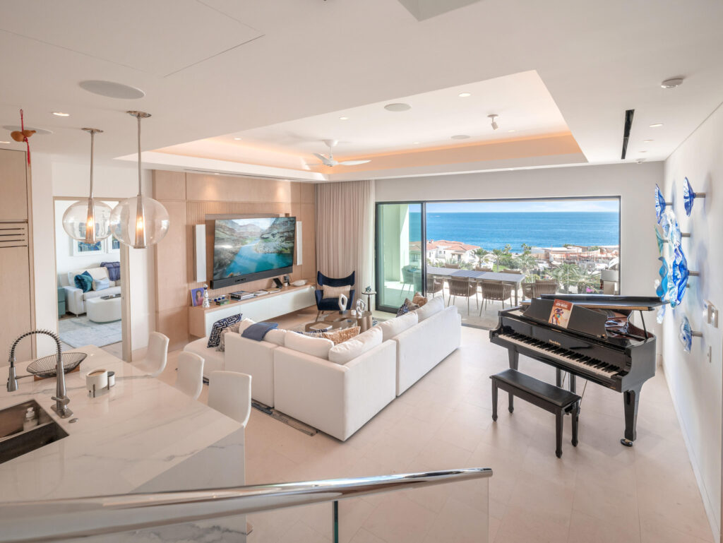 Los Cabos Cove Club Bungalow 10 in the gated Cove Club offers 4 bedrooms and 4 bathrooms with an open-concept design that seamlessly connects the kitchen, dining, and living areas to an expansive outdoor terrace. Ideal for entertaining and indoor-outdoor living. Enjoy sweeping, unobstructed – Bungalow, Cabo Corridor, BS