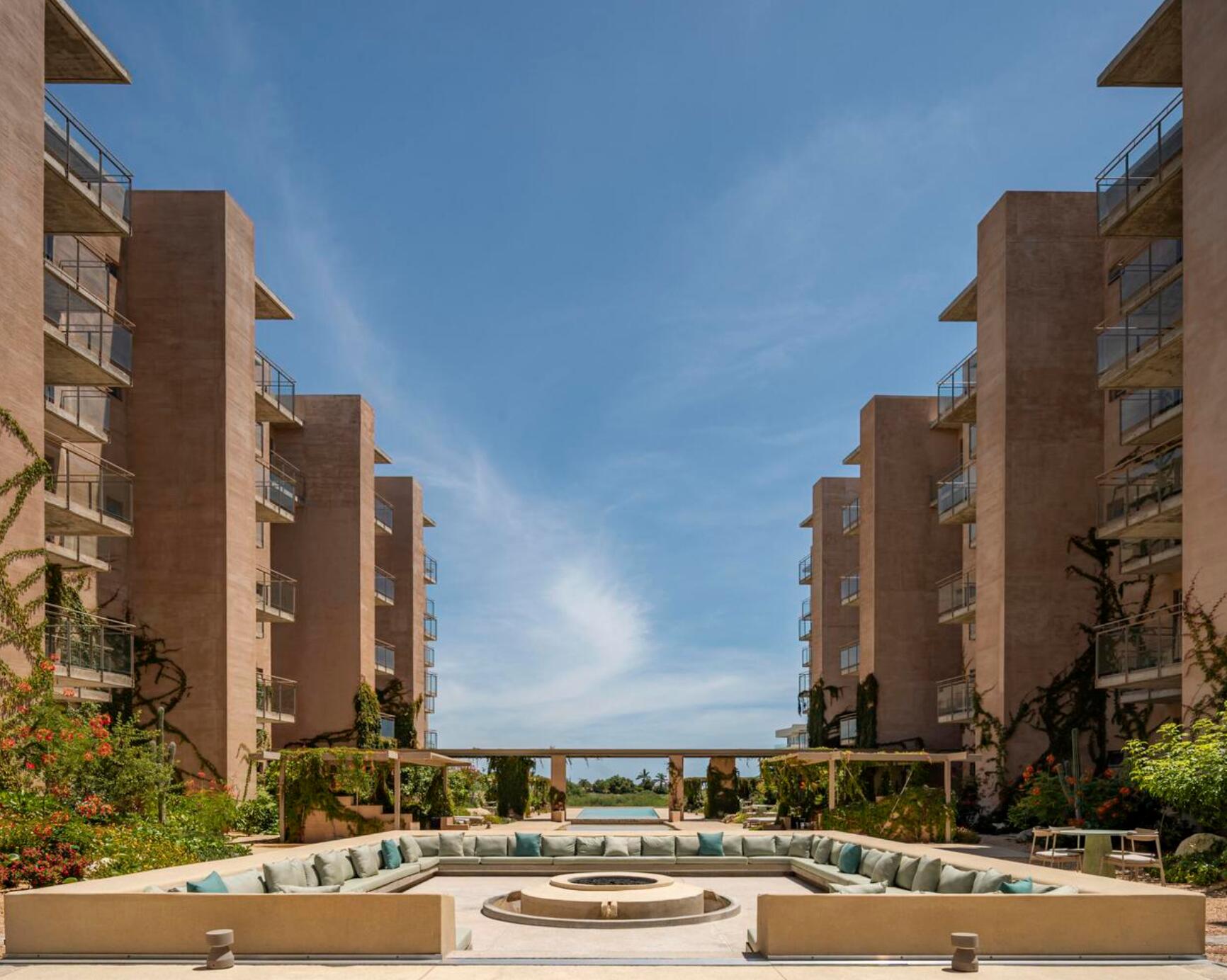 Los Cabos Las Arenas 🌵Las Arenas Los Cabos - Ready to Deliver Fully completed boutique project of 94 units with only 19 remaining. Prime location: 7 minutes to Downtown Cabo San Lucas and 5 minutes walk to iconic Medano Beach. Available 1, 2 & 3 bedroom, designed with style, comfort, and functional layouts🪴 3 bedrooms condo ! 💵 DIRECT FINANCING - with 50%. up to 3 – Cabo Bello, Cabo Corridor, BS
