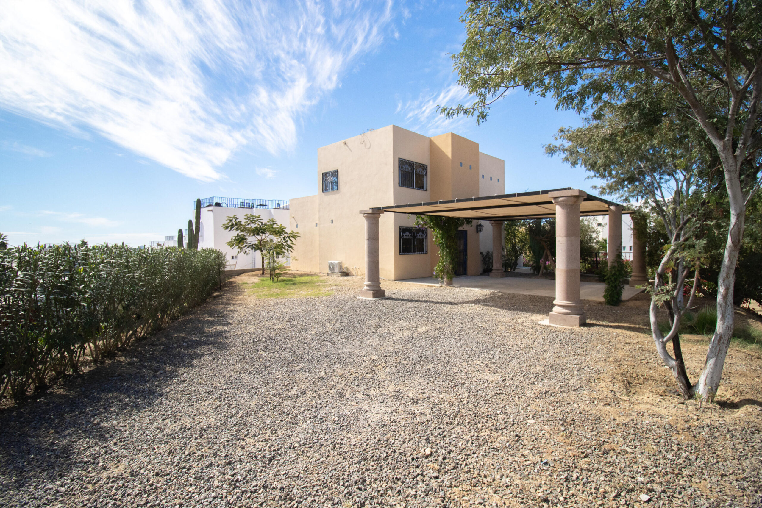 Los Cabos La Cima Descubre esta acogedora casa en La Cima, ubicada en una zona tranquila del corredor turístico de Los Cabos.La propiedad de dos niveles ofrece un diseño funcional con 2 rec/3 baños, ideal tanto para vivir tiempo completo y para inversión vacacional.En planta baja encontrarás espacios bien distribuidos que incluyen área de sala, comedor y cocina, creando un ambiente práctico para la vida diaria.En el segundo nivel se encuentra una estancia adicional, perfecta como sala de TV, oficina o área familiar, la cual tiene el potencial de convertirse en una tercera recámara, brindando mayor flexibilidad según las necesidades del propietario.Ubicada en una zona con fácil acceso a supermercados servicios y playas, esta casa combina comodidad, privacidad y excelente potencial de plusvalía en Discover this inviting home in La Cima, located in a quiet area of the Los Cabos tourist corridor. This two-story property offers a functional design with 2 bedrooms and 3 bathrooms, ideal for full-time living or as a vacation investment. On the ground floor, you'll find well-distributed spaces including a living room, dining room, and kitchen, creating a practical environment for everyday living. The second floor features an additional room, perfect as a TV room, office, or family area, which has the potential to be converted into a third bedroom, providing greater flexibility according to the owner's needs. Located in an area with easy access to supermarkets, services, and beaches, this home combines comfort, privacy, and excellent appreciation potential in Los Cabos. for sale