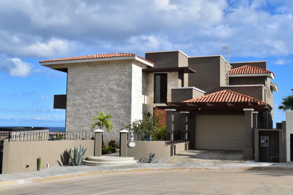 Los Cabos Sjd-Inland/Golf:Gen Incredible property with a 3 bedroom unit and 3 additional detached and independent access rental units on the top level, plus a restaurant set up construction on the lower level, Few steps from La Comer and right in front of Fonatur play ground. A short walk to San Jose del Cabo beach, and less than 10 minutes away from Downtown San Jose.This property has great rental potential as well as turn the local section as restaurant. Don't miss the opportunity to invest in this property with multiple benefits. – Lote 11 Lago Salado, San Jose del Cabo, BS