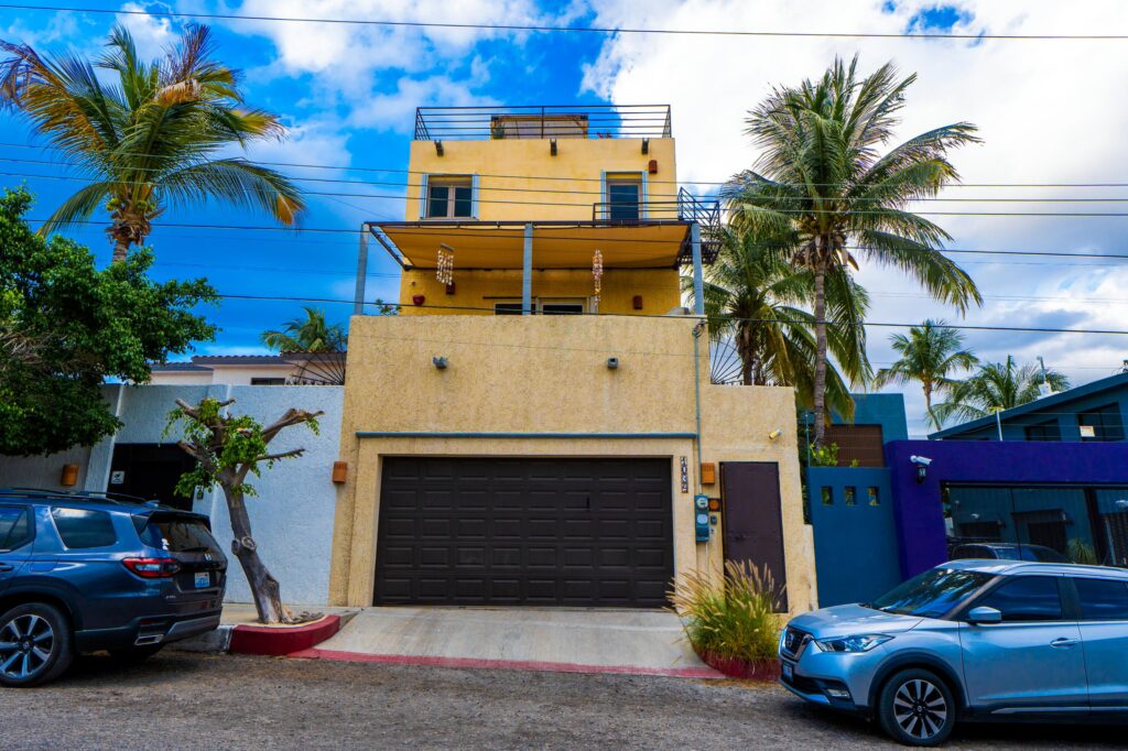 Los Cabos Chamizal Live or invest smart in this versatile 3-bedroom, 3-bath property in San José del Cabo. Featuring two fully independent units: a 1-bedroom studio with full kitchen, private bath, laundry area, and separate entrance; and a spacious 2-bedroom, 2-bath unit with its own kitchen, laundry room, and entrance. Both are fully furnished and equipped with air conditioning. Ideal to live in one and rent the other short or long term. Located in a safe, desirable neighborhood loved by locals and expats. Just minutes from the beach, shops, and restaurants — with a rooftop terrace offering stunning ocean for sale
