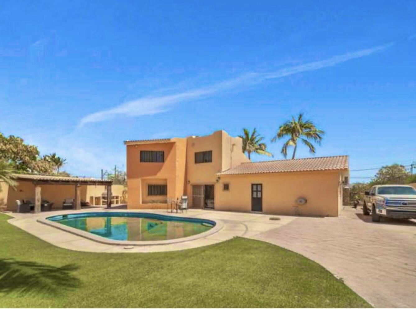 Los Cabos San Jose Viejo This exceptionally spacious single-family home, one of the largest properties in the area, is ideally located in San Jose del Cabo, just 5 minutes from Los Cabos International Airport and 15 minutes from downtown San Jose del Cabo. The property sits only two blocks from the Transpeninsular Highway, offering excellent accessibility while maintaining privacy.Set on a generous 9,150 sq ft lot, this home offers expansive indoor and outdoor living spaces, a rare find in this location. The property features a private swimming pool, large garden areas, a covered outdoor terrace, and a BBQ area, creating an ideal setting for enjoying the Baja lifestyle.The home offers a functional and comfortable layout with ample natural light, oversized social areas, and excellent outdoor flow. The large yard provides flexibility for residential use, potential future enhancements, or additional improvements. Ample parking space adds functionality and versatility to the property.Esta casa unifamiliar excepcionalmente amplia, una de las más grandes de la zona, se encuentra estratégicamente ubicada en San José del Cabo, a solo 5 minutos del Aeropuerto Internacional de Los Cabos y 15 minutos del centro de San José del Cabo. La propiedad está situada a únicamente 2 cuadras de la Carretera Transpeninsular, ofreciendo excelente accesibilidad sin sacrificar privacidad.Ubicada sobre un generoso terreno de aproximadamente 850 m², esta propiedad ofrece amplios espacios interiores y exteriores, algo poco común en esta ubicación. Cuenta con alberca privada, áreas de jardín de gran tamaño, terraza exterior techada y área de asador, creando un entorno ideal para disfrutar del estilo de vida de Baja California Sur.La casa ofrece una distribución funcional y cómoda, con excelente iluminación natural, áreas sociales amplias y una muy buena integración entre espacios interiores y exteriores.El amplio jardín brinda flexibilidad para uso residencial, posibles ampliaciones futuras o mejoras adicionales. El estacionamiento amplio agrega funcionalidad y versatilidad a la propiedad. for sale