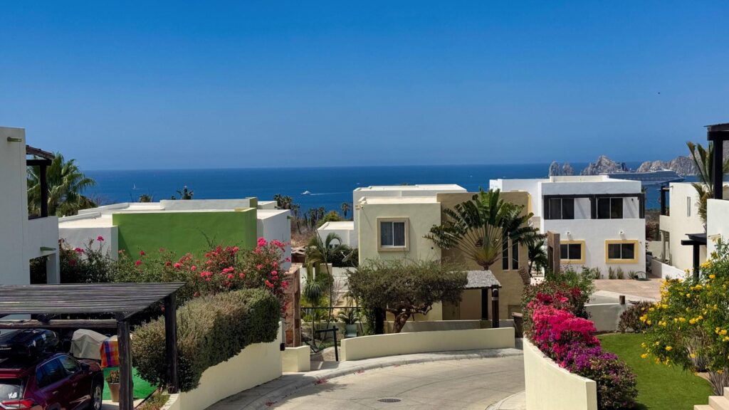 Los Cabos Monte Real esta encantadora casa esta ubicada en la Colonia Monte real, comunidad familiar y tranquila , esta totalmente bardeada con un patio muy amplio y un diseño en el patio frontal muy familiar cerrado. tambien cuenta con una construcción extra como oficina con su baño independiente en la parte trasera de la propiedad,como extra tiene doble accesos de entrada hacia la propiedad. – Punta Arena F-4, Cabo Corridor, BS