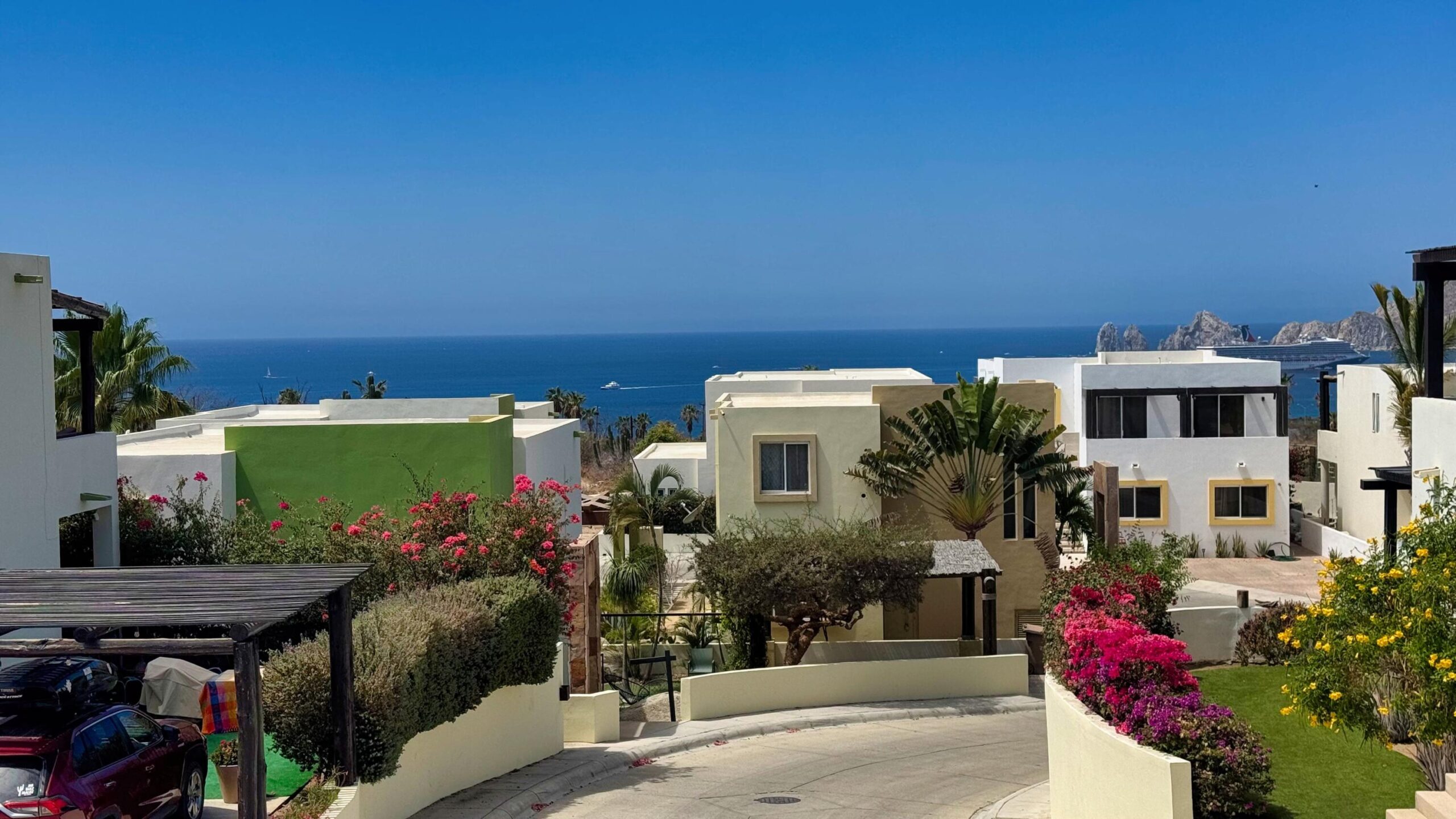 Los Cabos Monte Real esta encantadora casa esta ubicada en la Colonia Monte real, comunidad familiar y tranquila , esta totalmente bardeada con un patio muy amplio y un diseño en el patio frontal muy familiar cerrado. tambien cuenta con una construcción extra como oficina con su baño independiente en la parte trasera de la propiedad,como extra tiene doble accesos de entrada hacia la propiedad. for sale