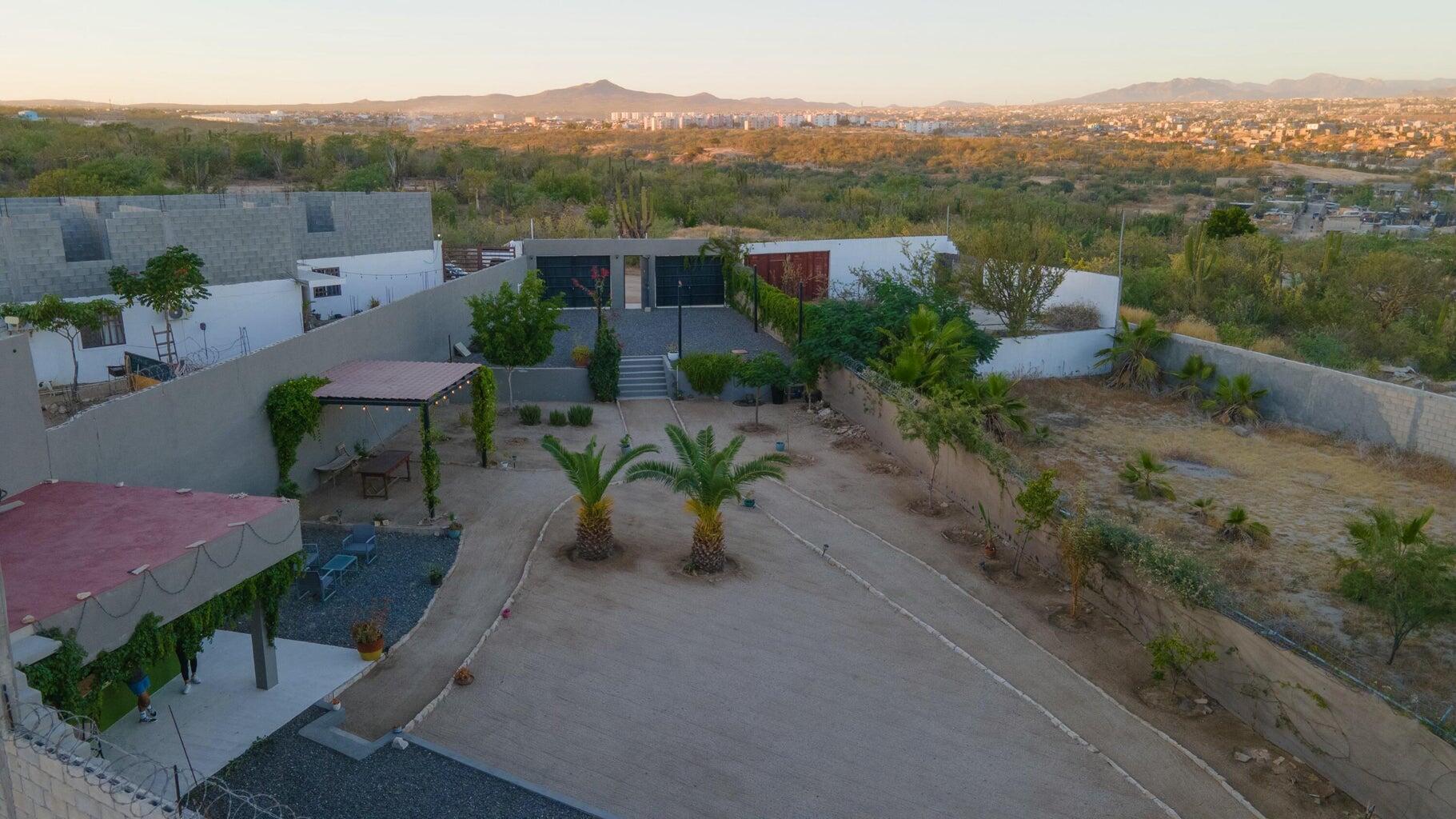 Los Cabos Ampliacion El Zacata EN VENTA CASA DE ENMEDIO, Col. Zacatal San José de Cabo.Esta casa se encuentra en un estado impecable, prácticamente nueva. Cuenta con recamara master con baño. 2 recamaras con closet. Todas las recamaras con aire acondicionado y closet. Estancia de sala y comedor con aire acondicionado. Total 2.5 baños. Amplio patio. Cisterna de 5,000 litros y tinaco de 1,100 litros. Tanque de gas LP estacionario. Calentador. Equipo hidroneumático. Conexiones listas para cocina y lavadora. Ubicada cerca de Oxxo, Chedraui, Smart Fit. Tienda Ley y Starbucks, escuelas y restaurantes. Vías rápidas por boulevard Forjadores y a 3 minutos de carretera Transpeninsular. for sale