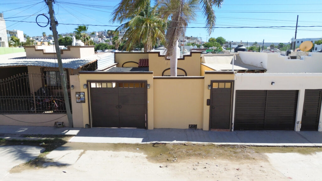 Los Cabos Santa Rosa Strategic Investment in El Zacatal: Dual-Unit Property with High ROI PotentialLocated just one block from the main Blvd. Dr. Ernesto Chánez Chávez, this property is a prime opportunity in one of San José del Cabo's high-demand rental markets. The building features two independent, spacious units designed for modern living.Unit A (2 Bedrooms): A generous layout ideal for small families or professionals. It features a full kitchen with a functional breakfast bar and a complete bathroom.Unit B (1 Bedroom): A cozy, efficient unit perfect for couples or individuals. Includes a kitchen with a built-in bar and a full bathroom. – SN Palo Blanco, Cabo San Lucas, BS
