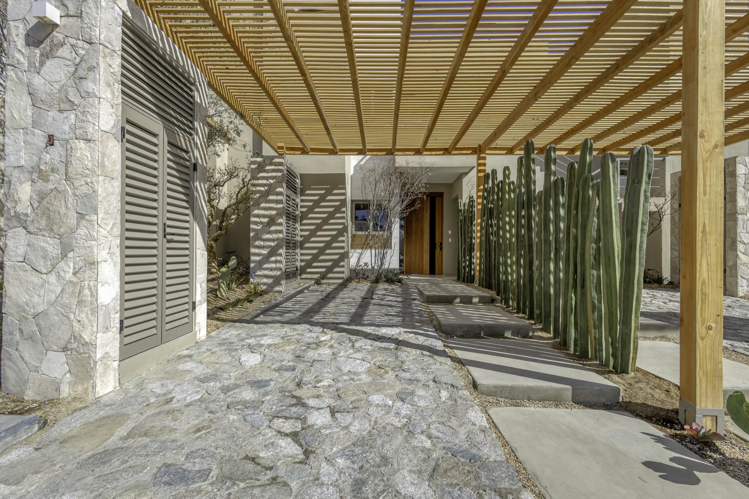 Los Cabos Brisas Del Pac East Casa de un nivel en Brisas del Pacífico con estructura para segundo piso. Cuenta con dos cocheras techadas, sala, sala de estar, cocina con isla y terraza. Terreno de 2,100 m² con gran potencial para alberca, ampliación o desarrollo. Ideal para inversión o vivir.Single-level home in Brisas del Pacífico with structure for a second floor. Features two covered carports, living room, family room, kitchen with island, and terrace. 2,100 m² lot with excellent potential for a pool, expansion, or development. Ideal for living or investment. for sale