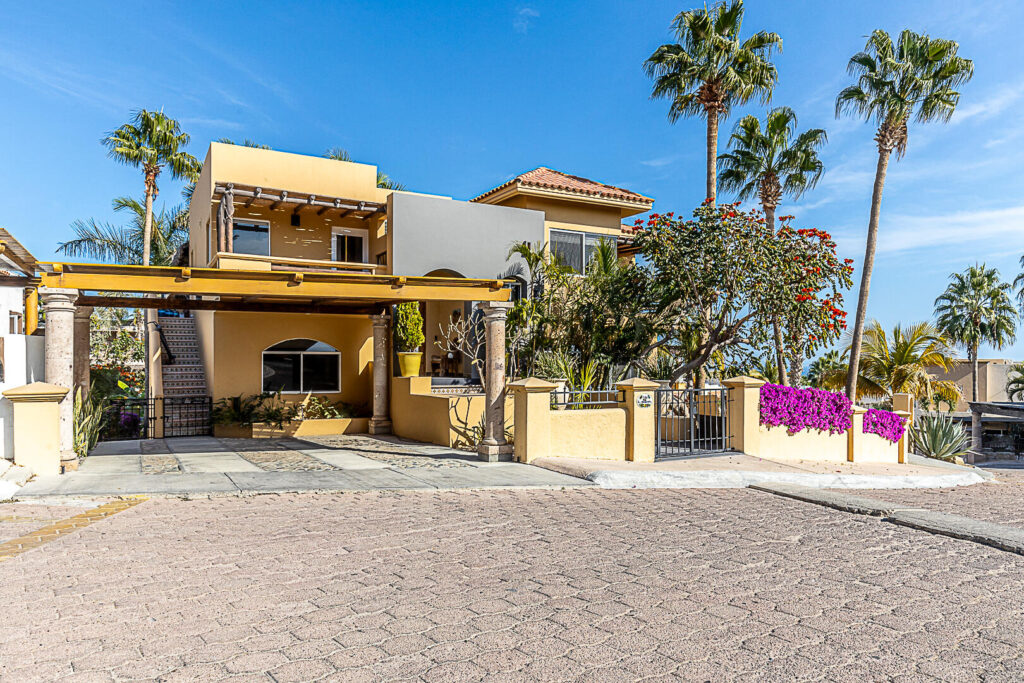 Los Cabos Hacienda Campestre Beautiful 3 bedroom home with additional nanny(maids)quarters, roof top terrace and a garage backing onto the 13th fairway of the prestigious Club Campestre Golf course. Here is your opportunity to own a piece of the established and very sought after community of Hacienda in Campestre. Surrounded by lush green landscape and over head ocean – Villa Los amaneceres, Cabo Corridor, Cabo Corridor, BS