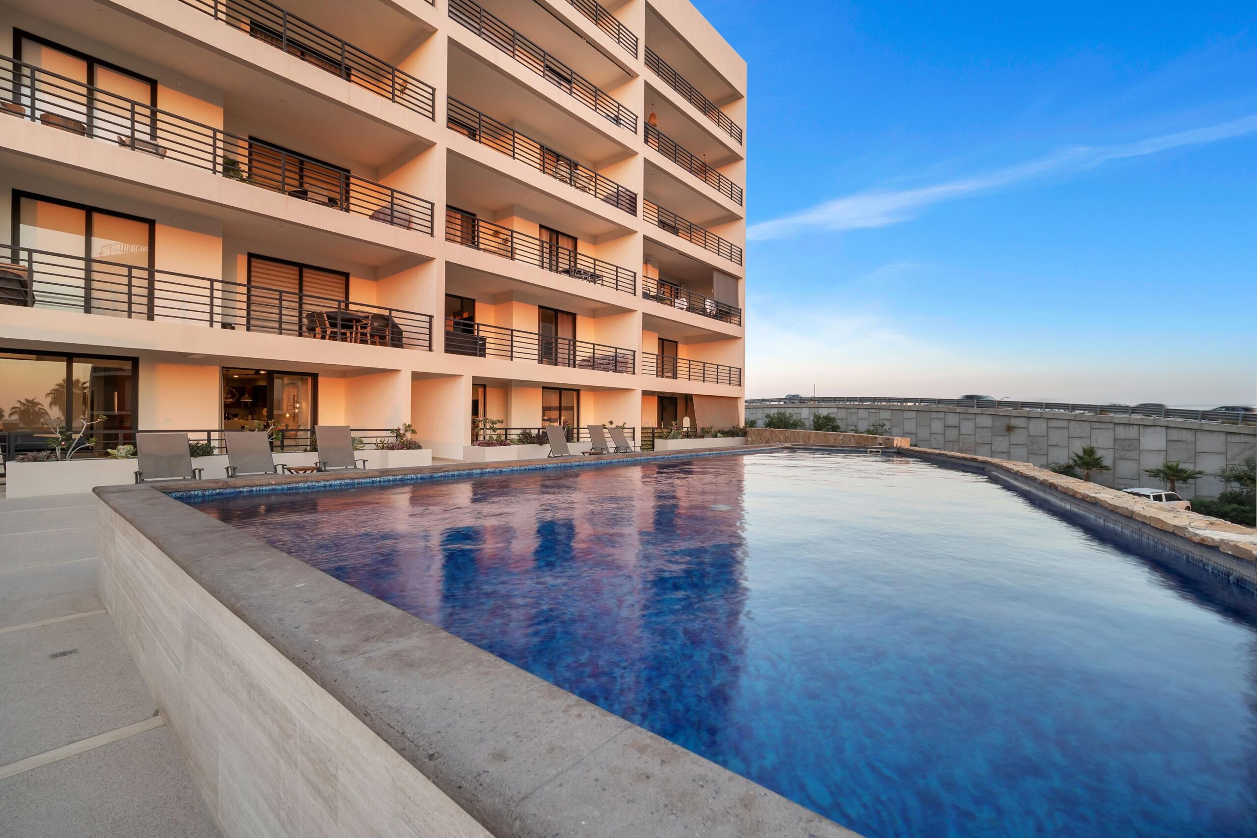 Los Cabos Vista Colorada *Apartment for Sale in Vista Colorada!* Discover this beautiful apartment located in the Vista Colorada neighborhood, behind the Kia and Chevrolet dealerships, with a strategic location near the Transpeninsular Highway. This property offers immediate access to supermarkets, shopping centers, schools, and all the services you need. *Apartment Features:* - *3 Bedrooms:* Spacious and functional spaces, perfect for the whole family. - *2 Full Bathrooms:* The master bedroom includes a bathtub, while the second bathroom has a shower. - *Terrace with Ocean for sale
