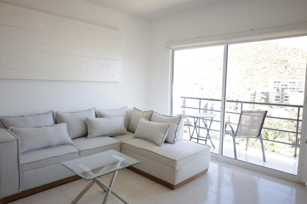 Los Cabos Fracc Lomas Del Cabo Live in the heart of the city with this exceptionally located apartment. Enjoy urban life just a short distance from the CSL Marina, with access to restaurants and entertainment. Plus, you'll be right next to the El Cerro de la Zeta lookout, offering unrivaled panoramic – Vista Bahia, Cabo San Lucas, BS